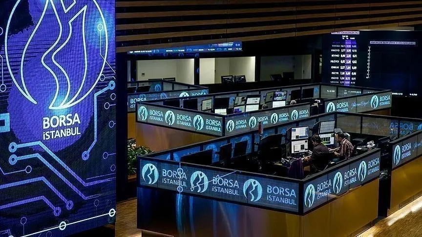 Borsadaki negatif görünüme rağmen uzun vadeli beklentisini koruyan Memiş, Borsa İstanbul (BIST 100) için pozitif konuştu. Birleşik Krallık’ın İstanbul Borsası’nı resmen tanımasının ve İngiliz yatırımcılara yönelik vergi düzenlemelerinin önemine değinen analist, 'Yıl sonunda 16.000, hatta 20.000 puan seviyesine kadar yükseliş beklentim geçerliliğini koruyor' dedi.