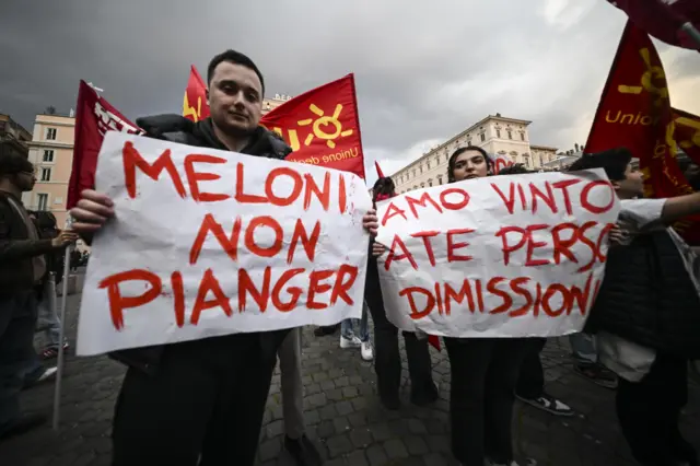 İtalya’nın başkenti Roma’daki Piazza Barberini’de, yargı sistemi reformuna ilişkin referandumda “Hayır” oyunun kazanmasını kutlayan insanlar.