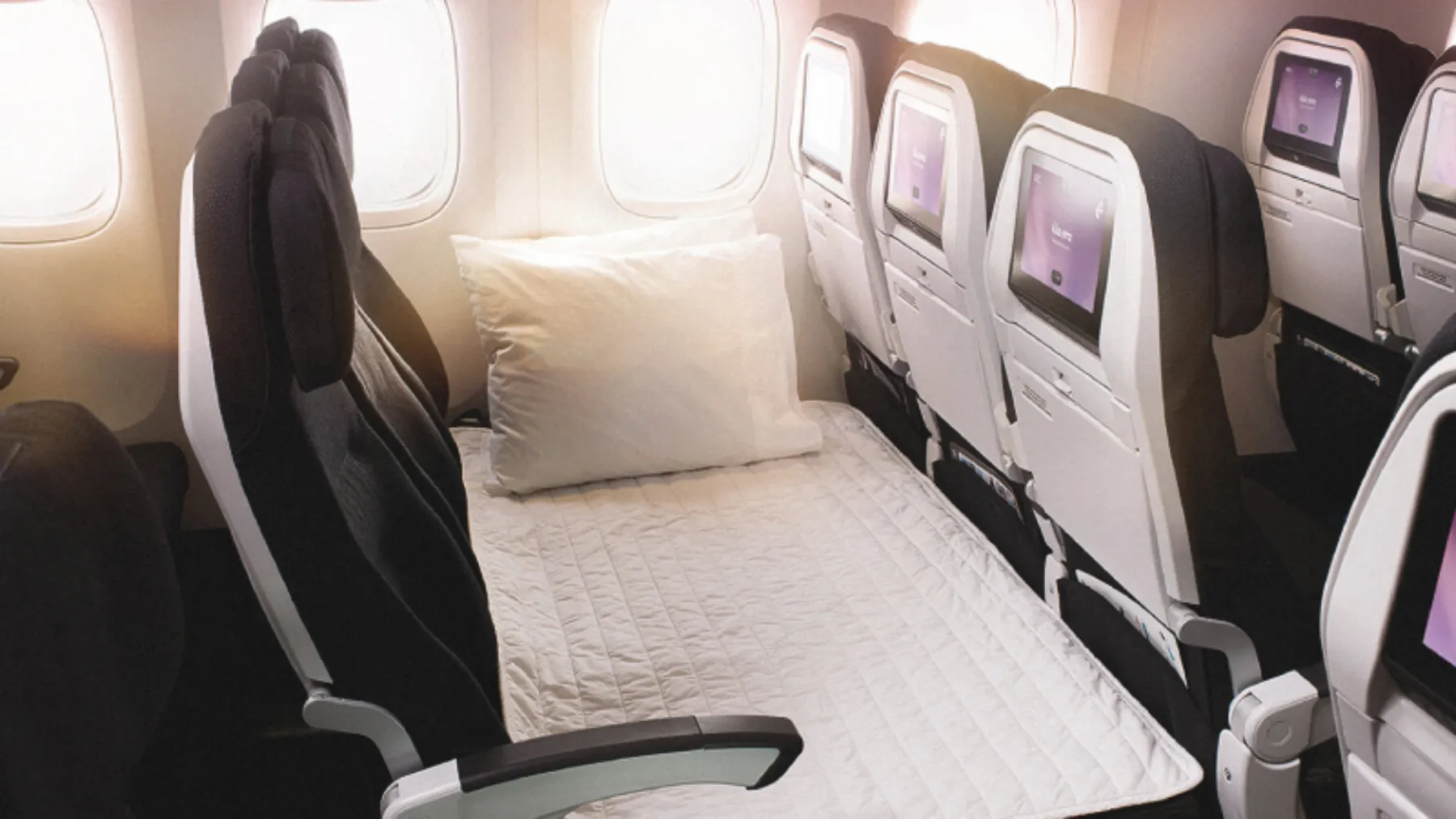<p><strong>Vietnam Airlines - SkySofa</strong></p>
<p>Vietnam Airlines’ın “SkySofa” hizmeti, tek yolcuya üç koltukluk alan sunuyor. Hizmet; göz maskesi, çorap ve premium ekonomi seviyesinde yemeklerle birlikte geliyor. Fiyatlar 150-650 dolar arasında değişiyor.</p>
<p><strong>Bazı havayolları bu uygulamalardan vazgeçti</strong></p>
<p>Ekonomi sınıfında yatak konsepti her ne kadar ilgi görse de, bazı havayolları bu uygulamalardan vazgeçti. China Airlines, 2014’te başlattığı “Family Couch” sistemini düşük talep nedeniyle 2018’de kaldırdı. İngiltere merkezli Thomas Cook’un benzer “Sleeper Seat” uygulaması ise şirketin iflasıyla sona erdi.</p>
<p>Brezilyalı Azul Havayolları da dört koltuklu “Sky Sofa” konseptini filodaki değişiklikler nedeniyle sonlandırdı.</p>