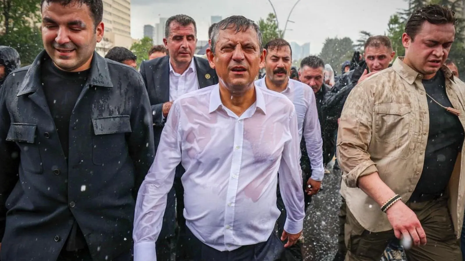 özgür özel yürüyüş toma