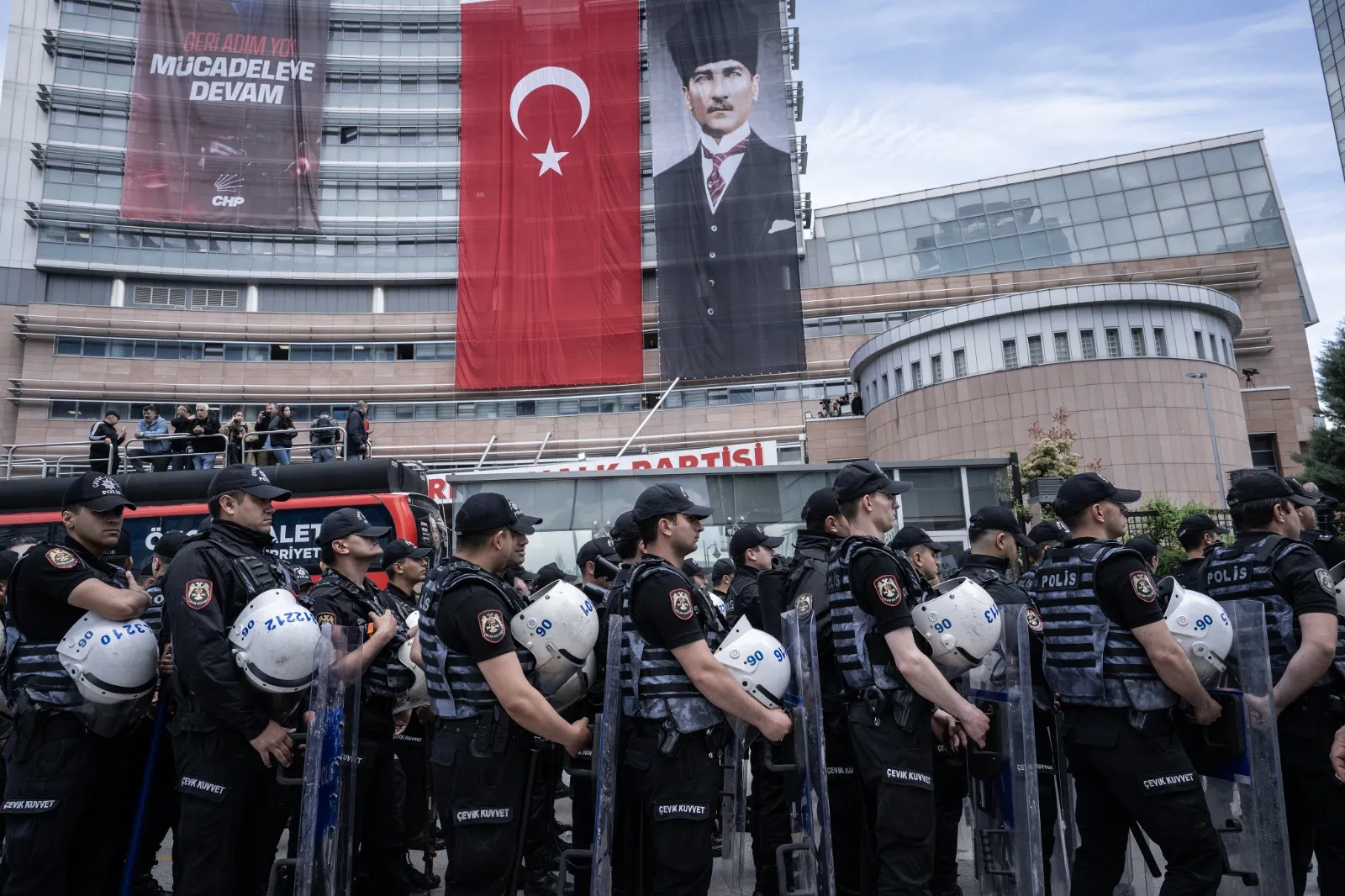 Kemal Kılıçdaroğlu’nun CHP Genel Merkezi'nin tahliyesini istemesi üzerine gerginlik çıktı.