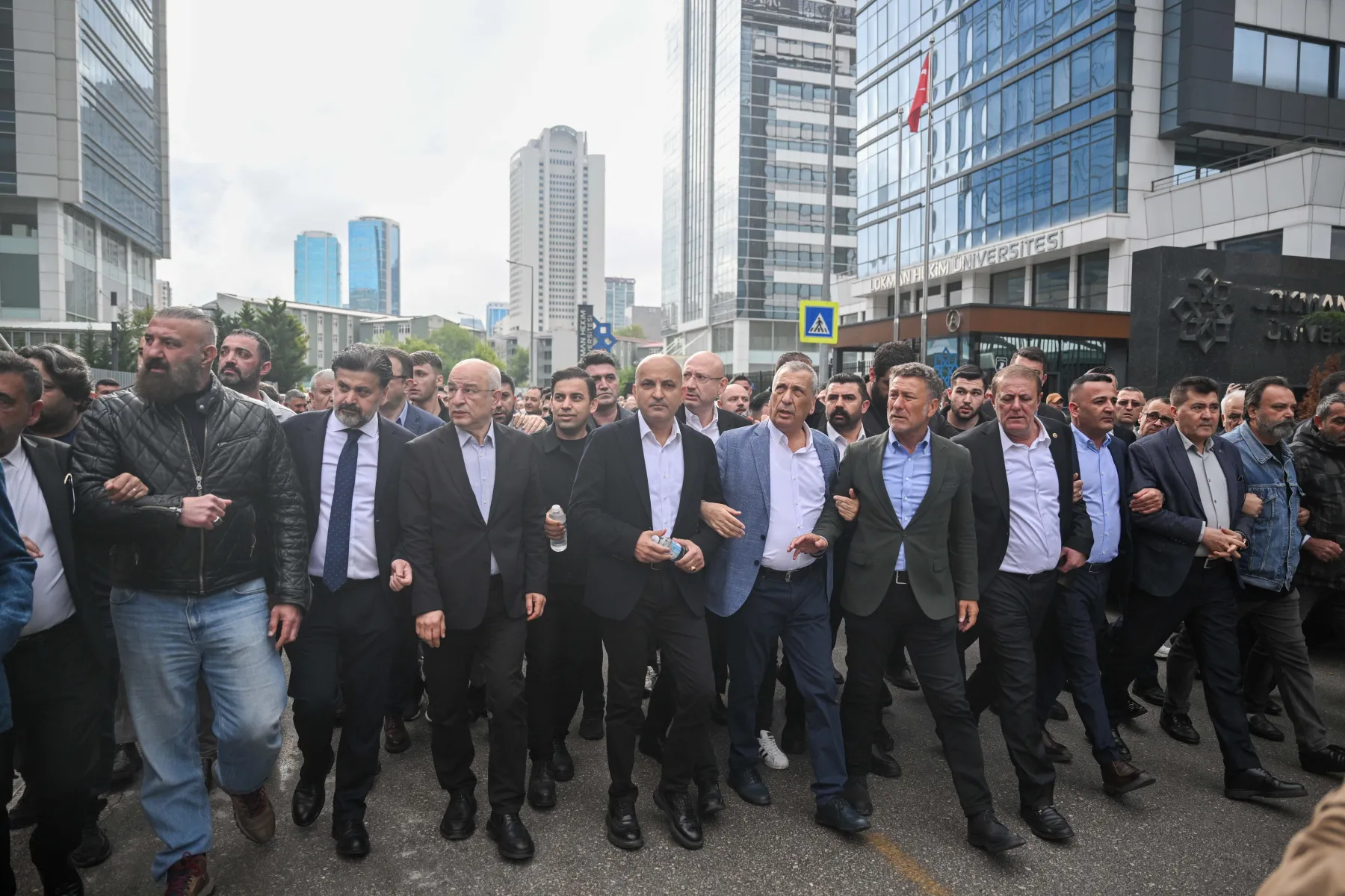 Kılıçdaroğlu'na yakın CHP'li milletvekilleri Genel Merkez'e yürüdü.