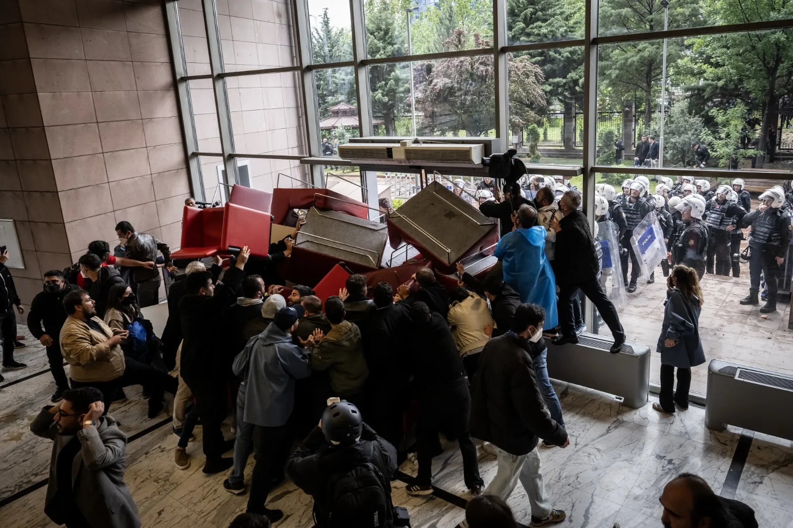 Genel Merkez’in kapıları kilitlendi.
