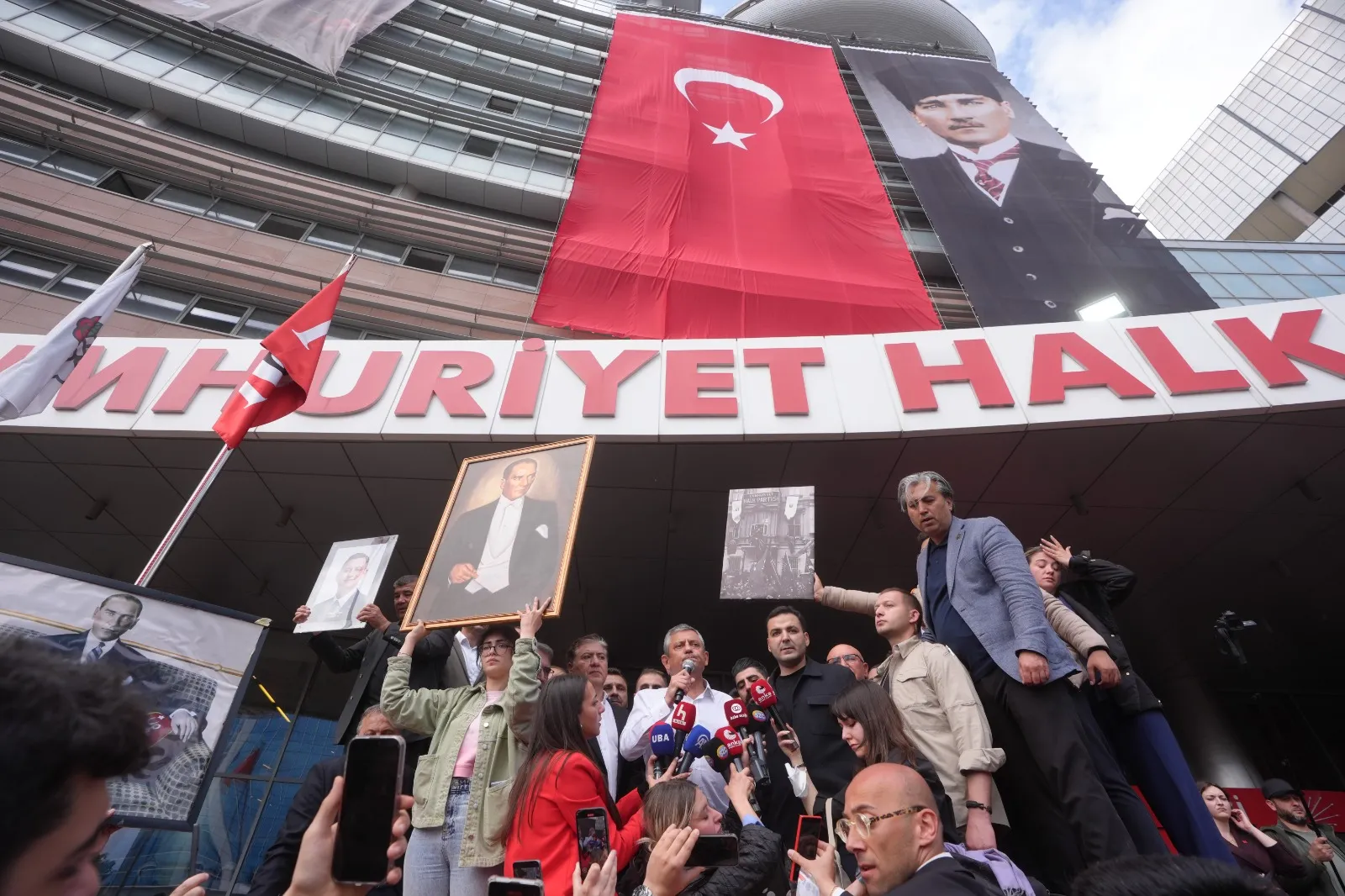 Özgür Özel, binadan ayrılırken açıklama yaptı.