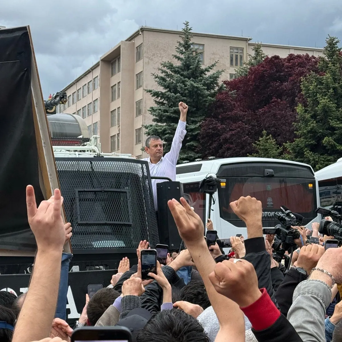 CHP lideri Özgür Özel ve destekçileri TBMM'ye doğru yürüyüşe geçti.