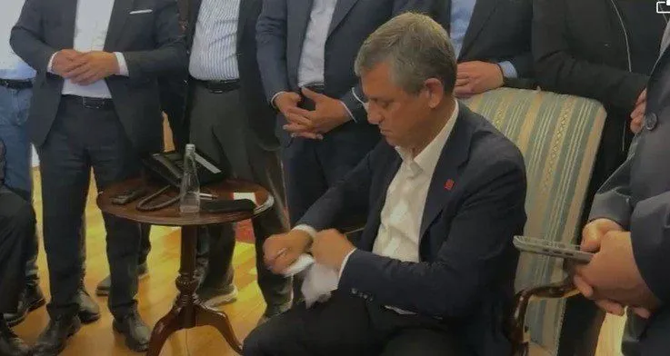CHP lideri Özgür Özel binadan ayrıldı.