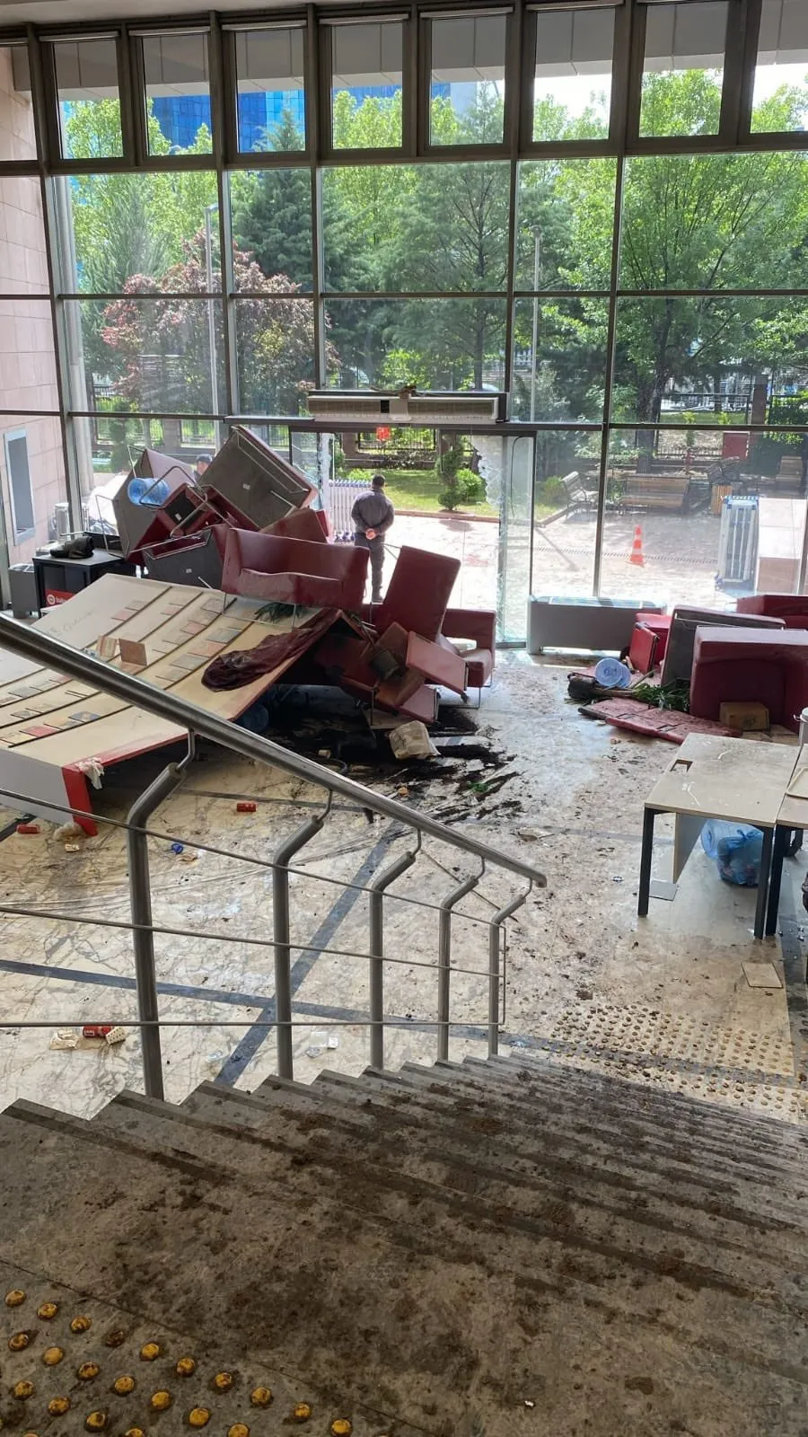 Polis, biber gazı kullanarak genel merkeze girdi.